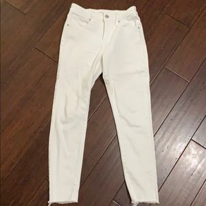 White Levi’s skinny high waist rise jeans 25s